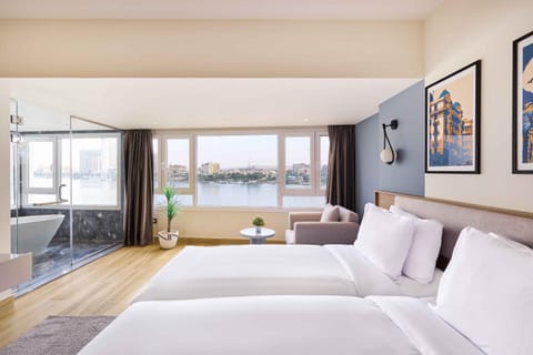 Bed, Photo of the whole room, River view