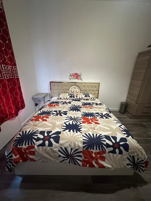 Modern & Comfortable City Center Oasis~King Bed ! Apartment in Saint-Gilles