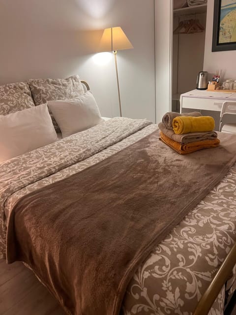 Bed, Photo of the whole room, Bedroom, towels