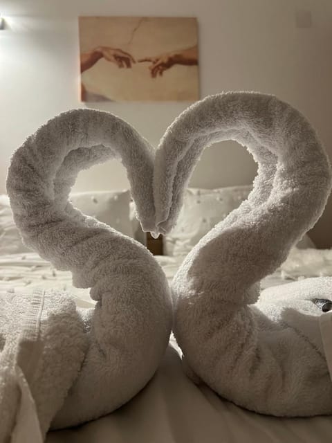 Bed, Decorative detail, Bedroom, towels