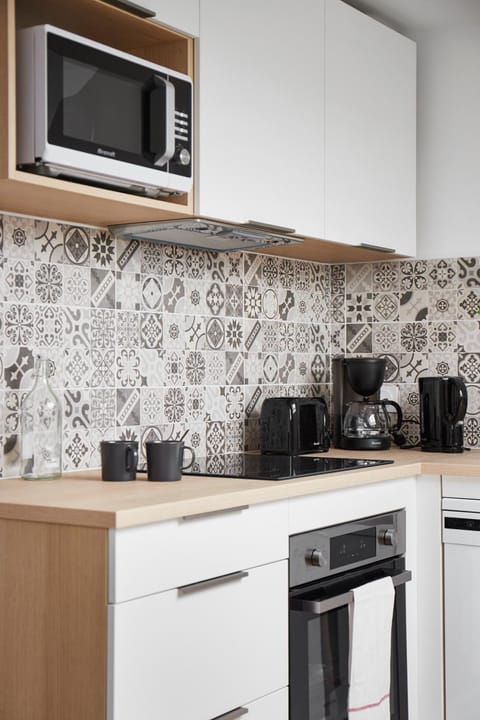 Coffee/tea facilities, dishwasher, microwave, oven, stove, kitchen