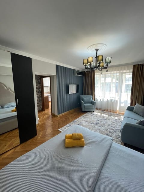 Bed, TV and multimedia, Living room, Photo of the whole room, Seating area