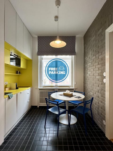 Kitchen or kitchenette, Dining area, minibar, stove