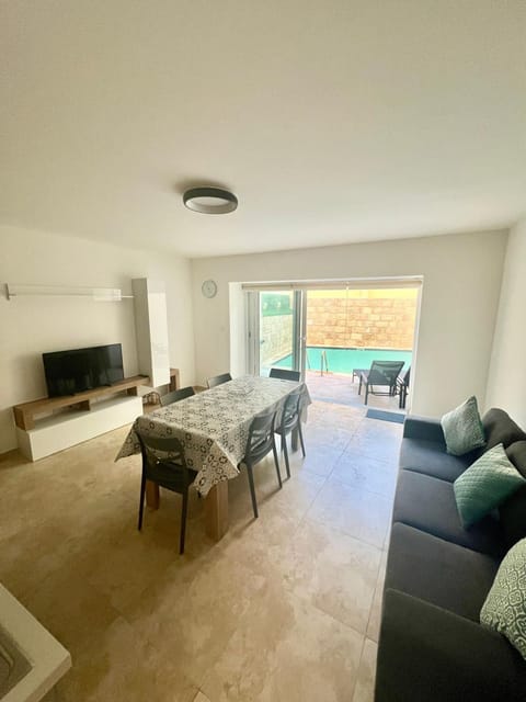 Living room, Dining area, Evening entertainment