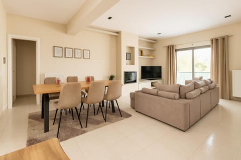 TV and multimedia, Kitchen or kitchenette, Living room, Seating area, Dining area