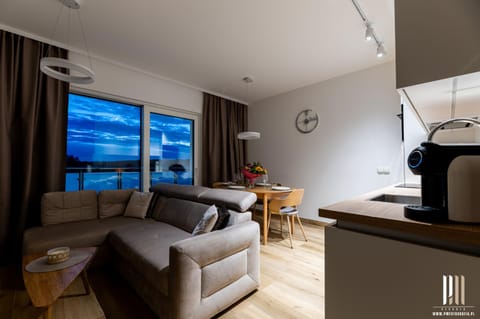 TV and multimedia, Coffee/tea facilities, Kitchen or kitchenette, Living room, Seating area, Dining area