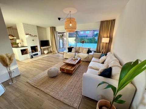 TV and multimedia, Living room, Seating area