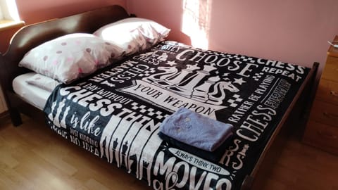 Photo of the whole room, Bedroom, towels
