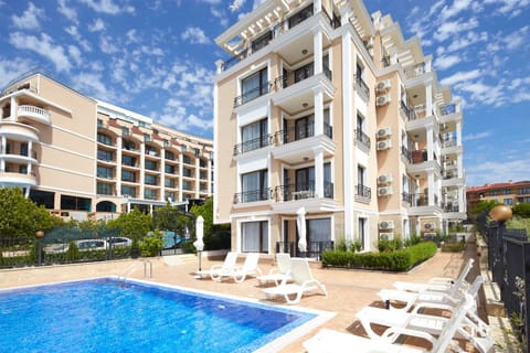 Property building, Patio, Day, Pool view, Swimming pool, sunbed