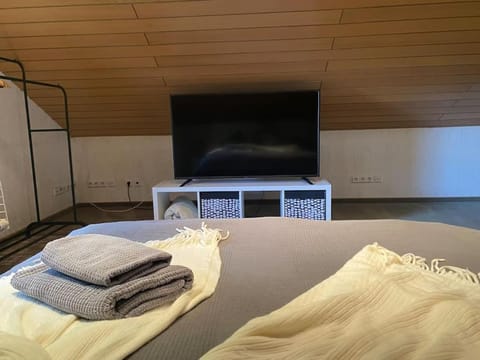 2 Schlaf- & 2 Badezimmer - direkte Busverbindung bis Köln Hbf, Messe Apartment in Leverkusen