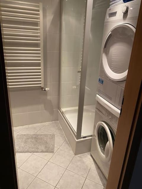 2 Schlaf- & 2 Badezimmer - direkte Busverbindung bis Köln Hbf, Messe Apartment in Leverkusen