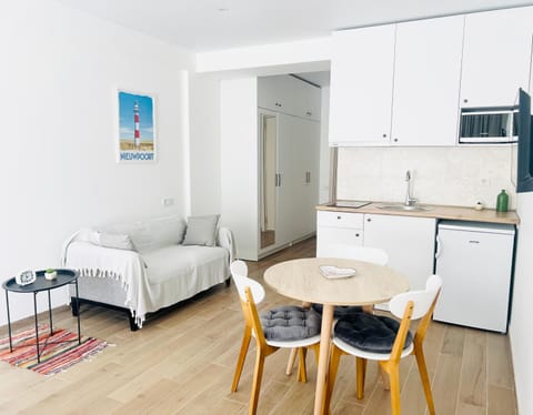 Kitchen or kitchenette, Living room, Seating area, Dining area