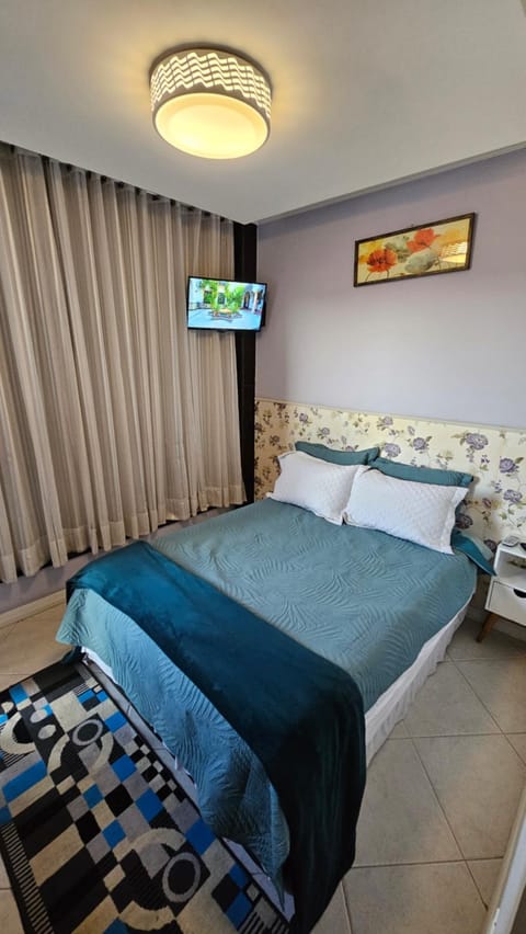 Bed, TV and multimedia, Photo of the whole room