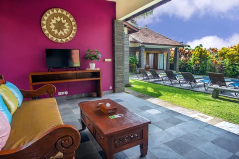 Communal lounge/ TV room, Living room, Seating area, Garden view, Pool view, Swimming pool, sunbed