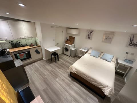 Kitchen or kitchenette, Bedroom