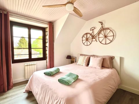 Photo of the whole room, Bedroom