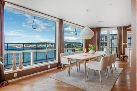 View (from property/room), Living room, Seating area, Dining area