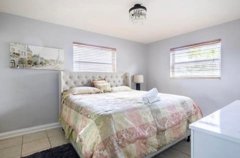 Awesome 4 bedroom pool house King bed House in Lauderhill