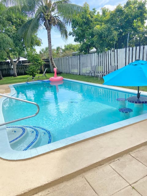 Awesome 4 bedroom pool house King bed House in Lauderhill