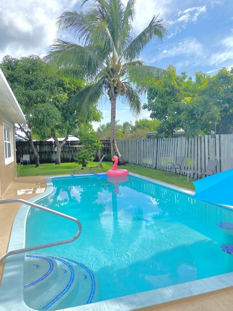 Awesome 4 bedroom pool house King bed House in Lauderhill