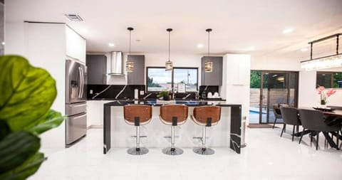 Kitchen or kitchenette, Living room, Seating area, Dining area, minibar, pet friendly, stove