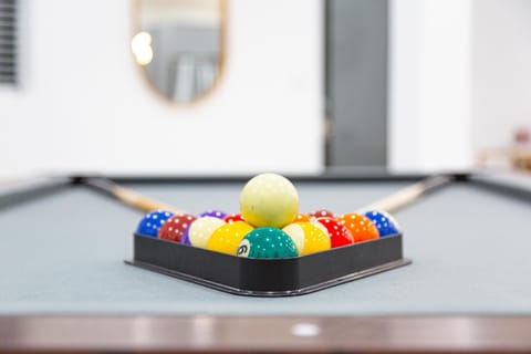 Billiard, Game Room