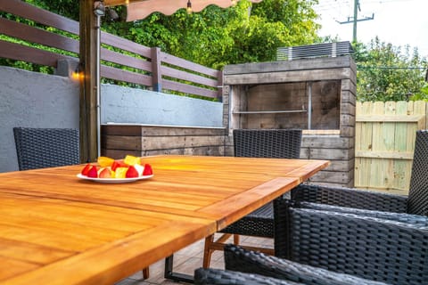 Patio, Day, Living room, Food and drinks, Dining area, Food