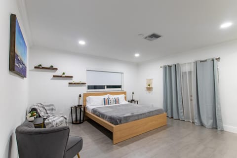 Bed, TV and multimedia, Living room, Photo of the whole room, Bedroom