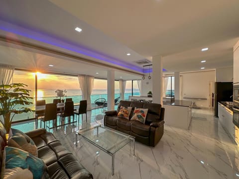 Photo of the whole room, Sea view