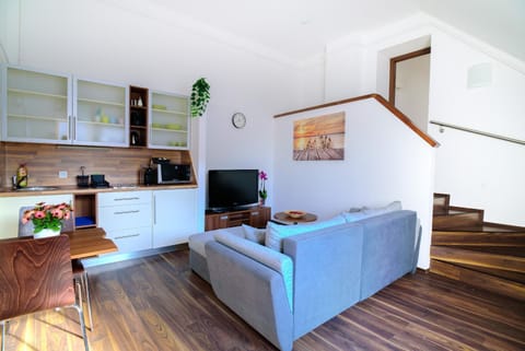 TV and multimedia, Kitchen or kitchenette, Living room