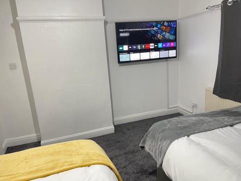 Easystays The Hidden Gem Large Basic Home Can Sleep 15 Apartment in Leicester