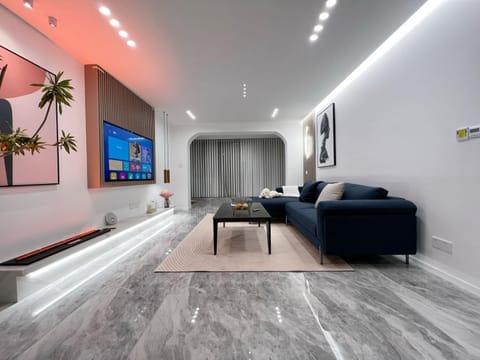 Communal lounge/ TV room, TV and multimedia, Living room, Seating area, Evening entertainment