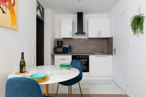 Kitchen or kitchenette, Dining area, oven