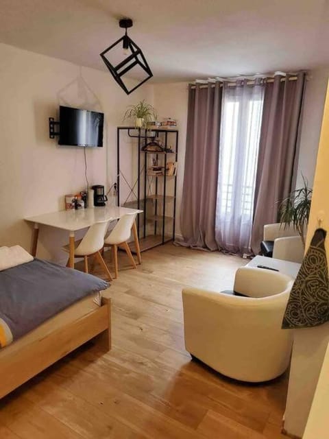 Bed, TV and multimedia, Living room, Photo of the whole room, Seating area, Bedroom