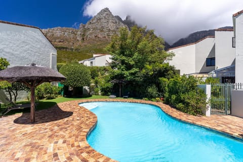 Camps Bay Nest - Townhouse with Ocean Views Villa in Camps Bay