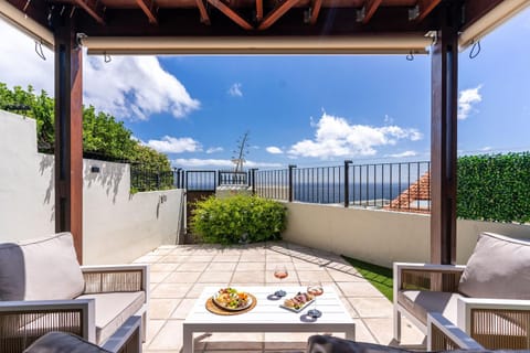 Camps Bay Nest - Townhouse with Ocean Views Villa in Camps Bay