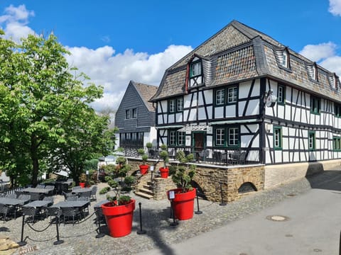 Property building, Spring, Day, Location