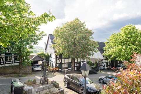 TV and multimedia, Quiet street view