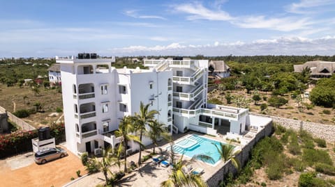 Property building, Day, Natural landscape, Bird's eye view, Pool view, Swimming pool, sunbed