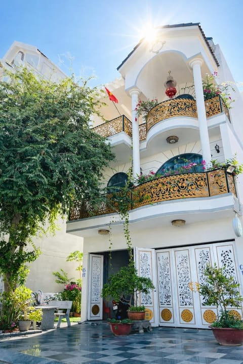Property building, Day