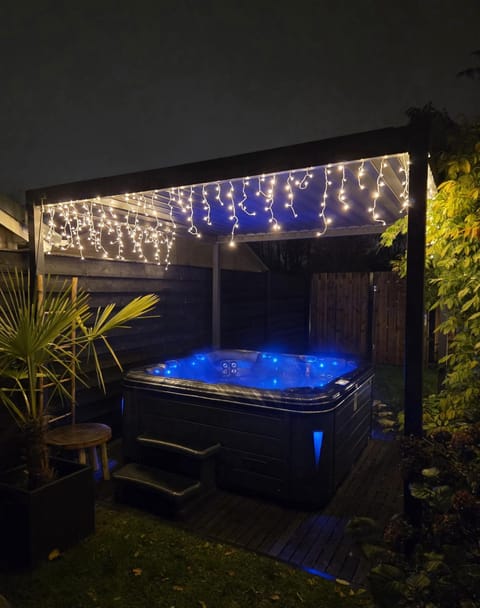 Night, Hot Tub