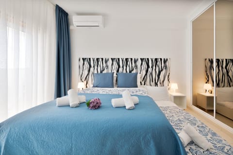 Bed, Bedroom, wardrobe, air conditioner