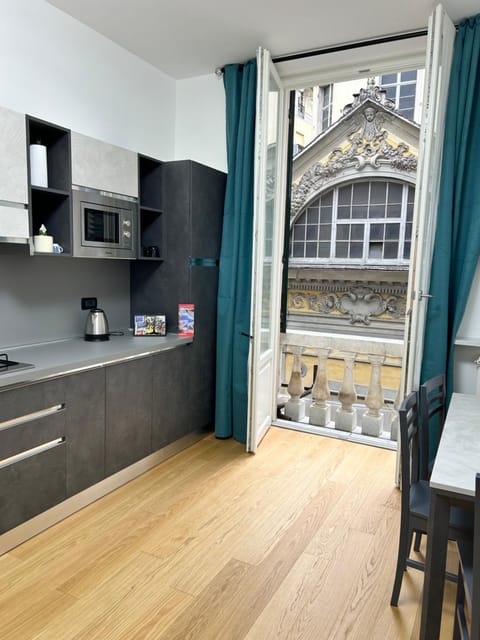 Coffee/tea facilities, Kitchen or kitchenette, Dining area, minibar, stove