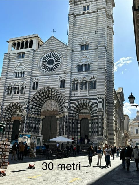 Property building, Day, People, City view, Landmark view, Location, group of guests