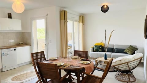 Kitchen or kitchenette, Seating area, Dining area