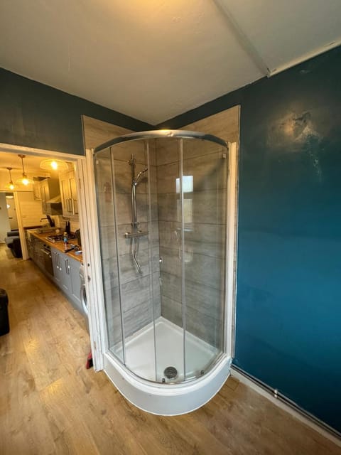 Contractors-City Centre-Parking-Sleeps 7 -Smart TV, 2 Bathrooms! House in Coventry