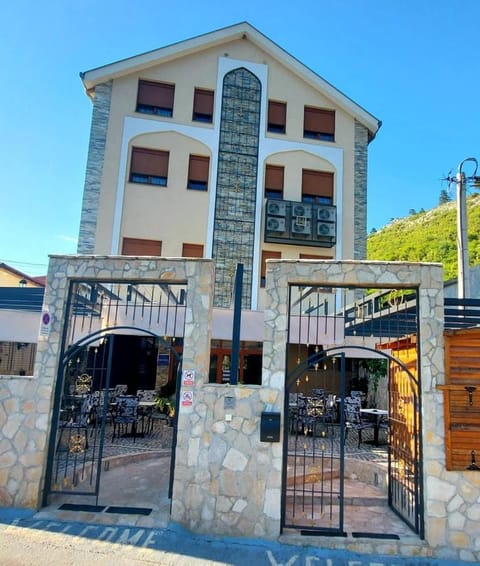 Property building, Patio, Facade/entrance