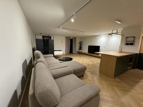 TV and multimedia, Living room, Seating area, Evening entertainment