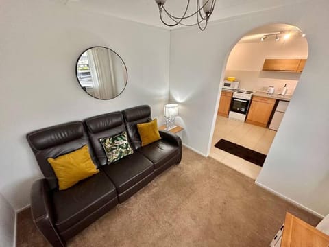 Semi-detached 1-Bedroom Chalet at Maryville Caravan Site - Uddingston, Glasgow Apartment in Glasgow