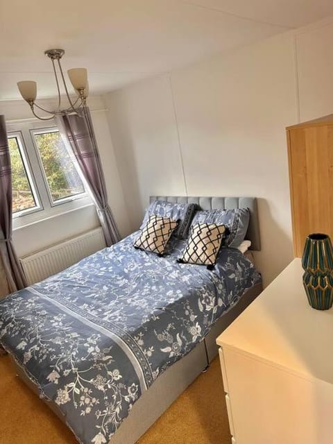 Semi-detached 1-Bedroom Chalet at Maryville Caravan Site - Uddingston, Glasgow Apartment in Glasgow